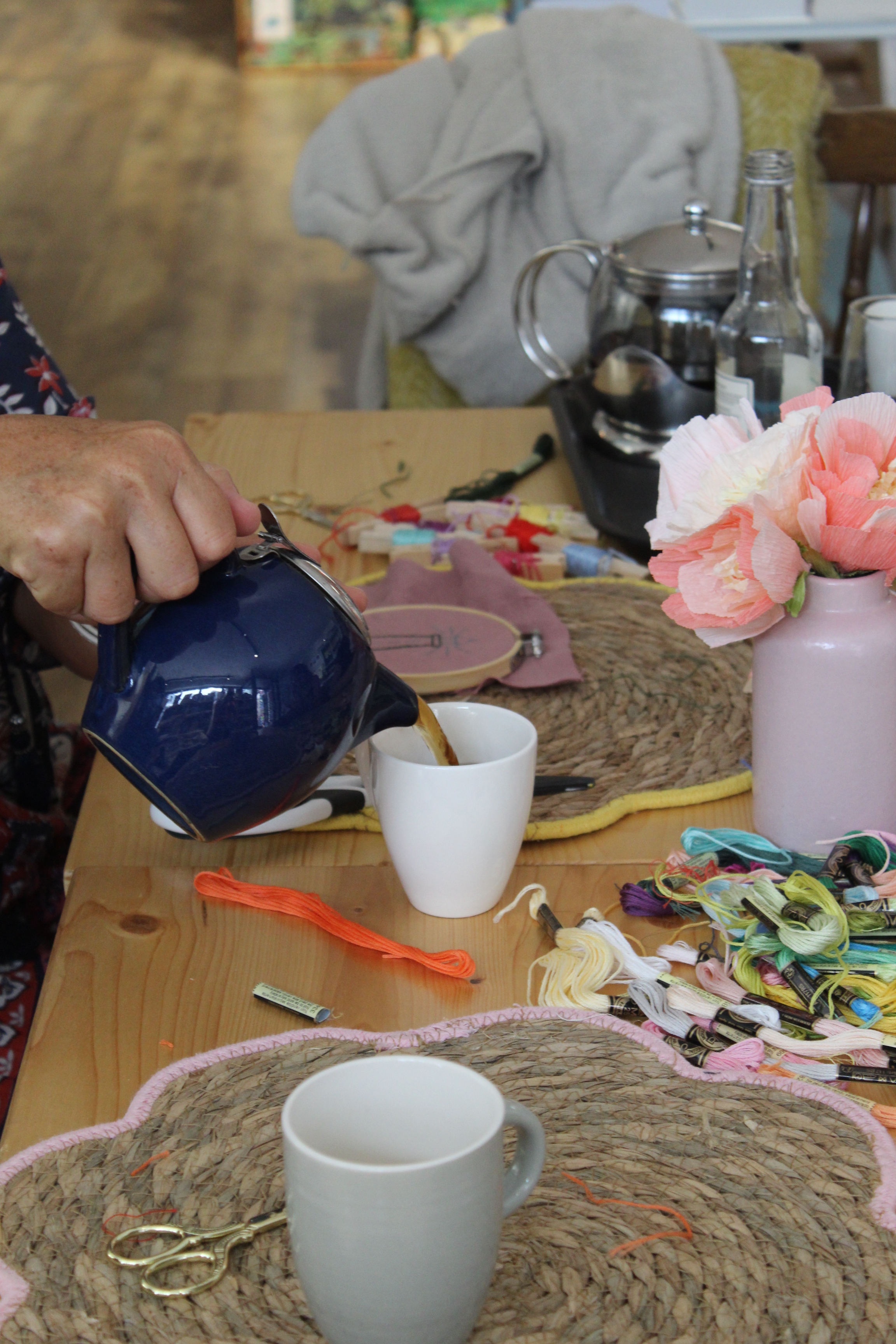 Broderie dans une libraire cosy